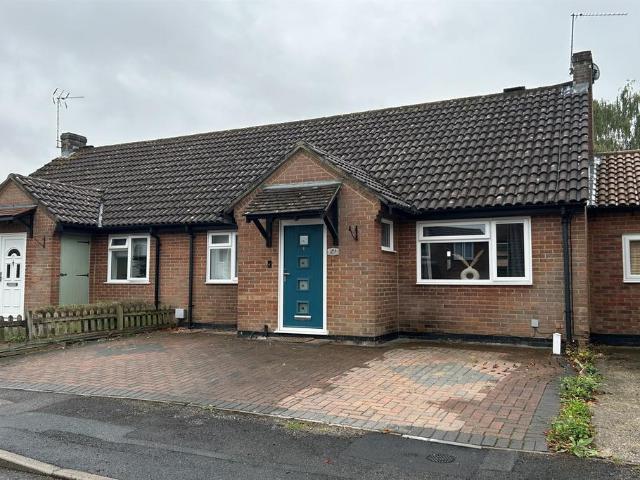 Bungalow for rent in Lychpit, Priest Down