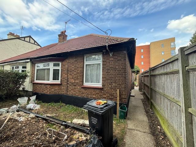 Bungalow for rent in Vange, Essex