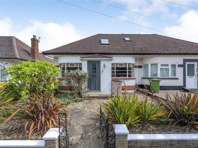 Bungalow for rent in Whitton, Greater London
