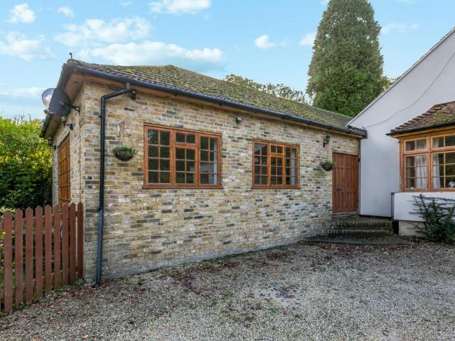Bungalow for rent in Heol-las, Surrey