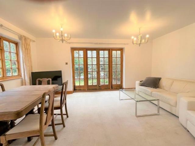 House for rent in Heol-las, Surrey