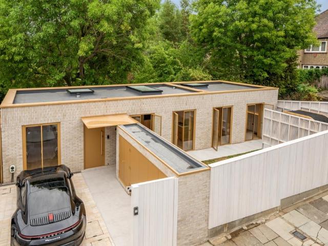 Bungalow for rent in Friern Barnet, Greater London