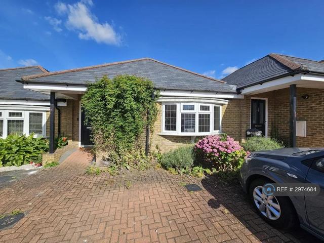 Bungalow for rent in Furzedown, Greater London