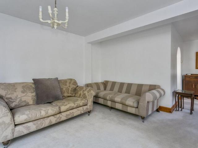 House for rent in Heol-las, Surrey