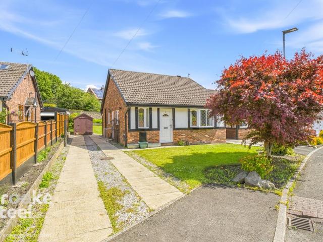 Bungalow for rent in Hazelhurst, Bury