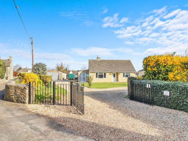 Bungalow for rent in Fossebridge, Gloucestershire
