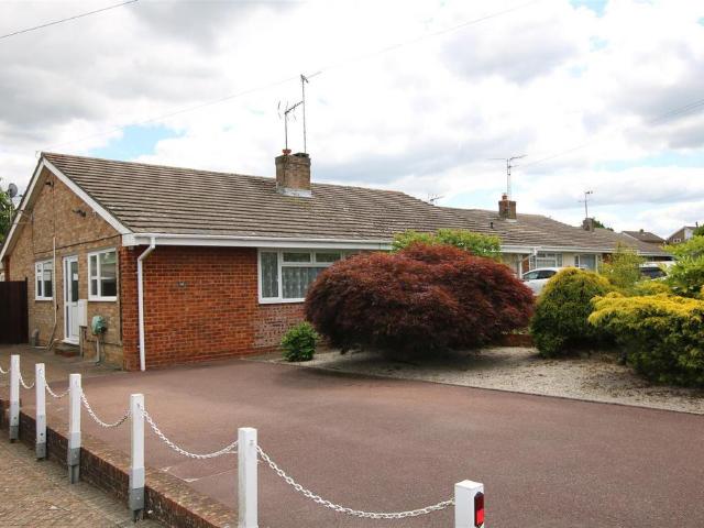 Bungalow for rent in Roffey, Horsham