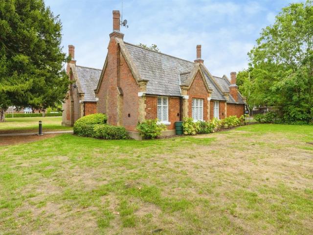 Bungalow for sale in Elmhurst, Aylesbury