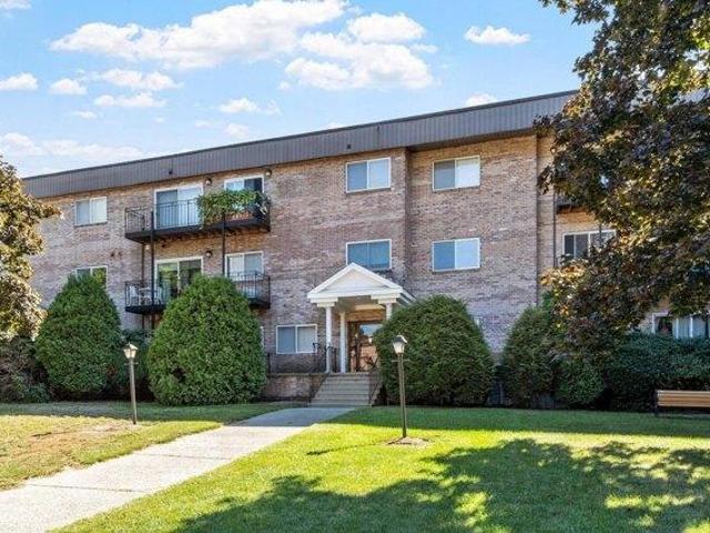 Condo for sale in Woodcrest Condominium, Chelmsford