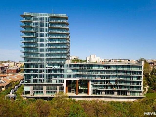 Condo for sale in Edgewater, New Jersey