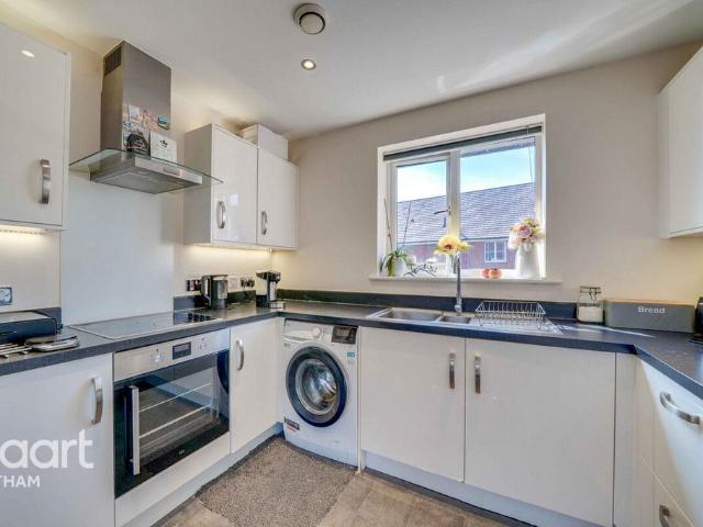 Flat for sale in Chipping Hill, Essex