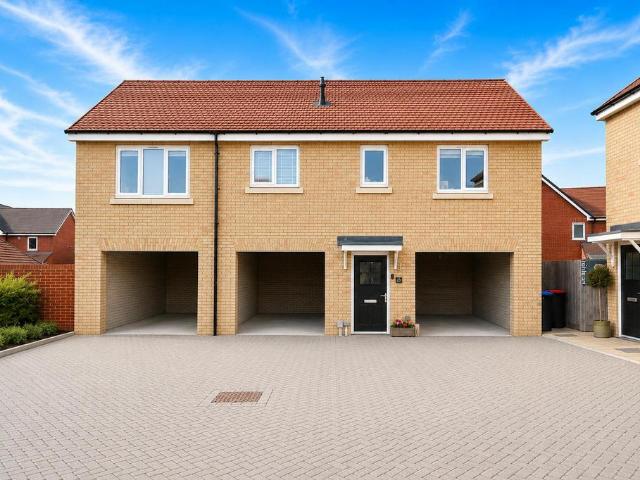 Flat for sale in Chipping Hill, Essex