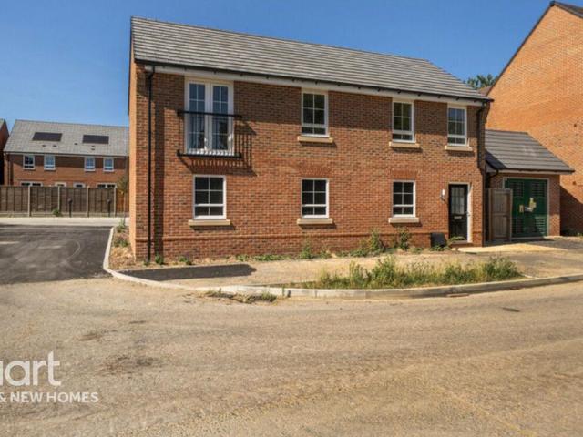 Flat for sale in Finchampstead