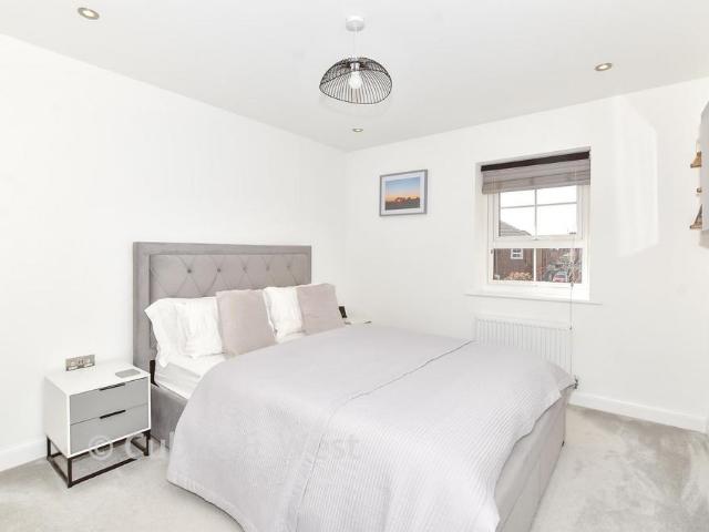 Flat for sale in Spring Vale, Hampshire