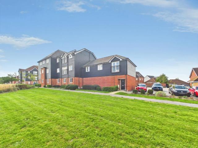 Flat for sale in Kilnwood Vale, Horsham