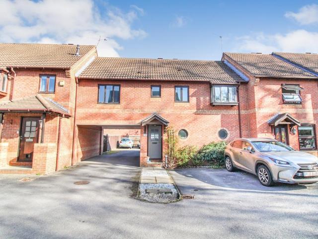 Flat for sale in Fleet, Hart