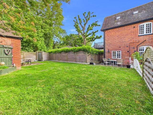 Flat for sale in Chipping Hill, Essex