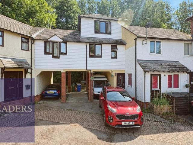 Flat for sale in Chipping Hill, Essex