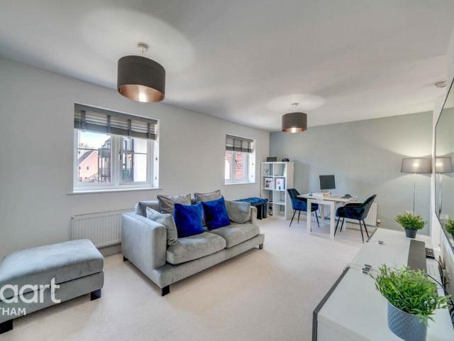 Flat for sale in Chipping Hill, Essex