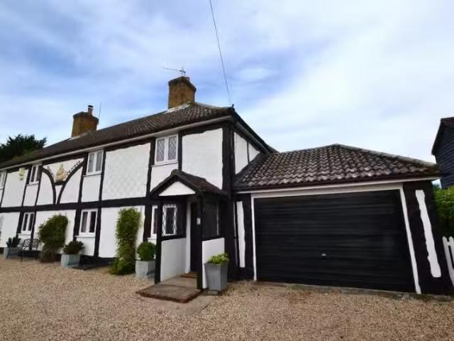 House for rent in Threshers Bush, Epping
