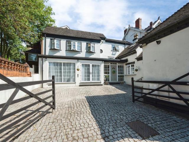 House for sale in Dixons Green, West Midlands