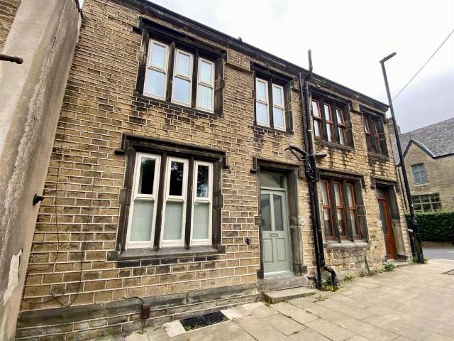 House for sale in Almondbury, West Yorkshire