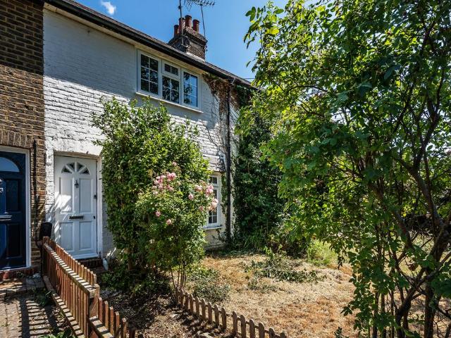 House for sale in Oxted, Hillview
