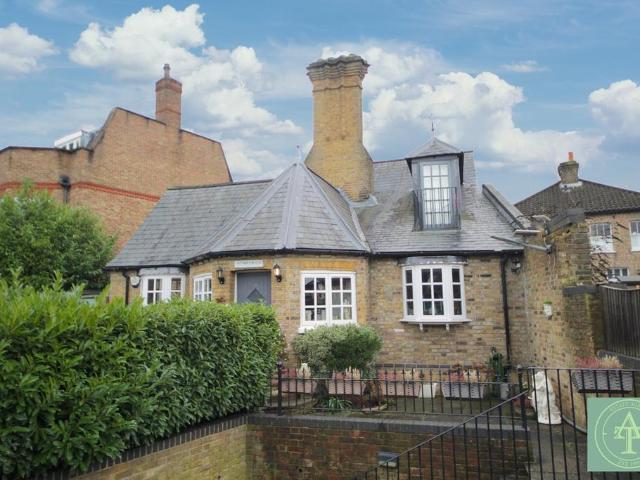 House for sale in Winchmore Hill, Greater London