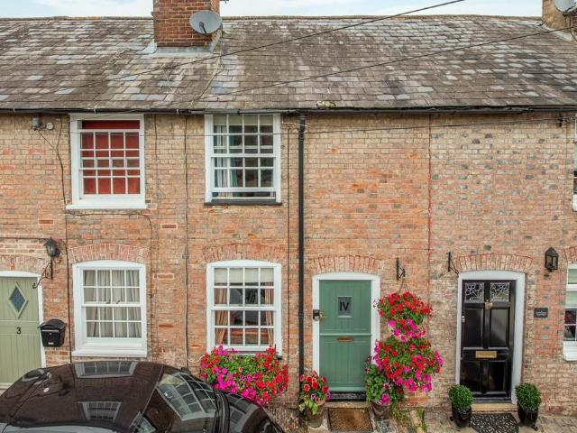 House for sale in The Butts, Kent
