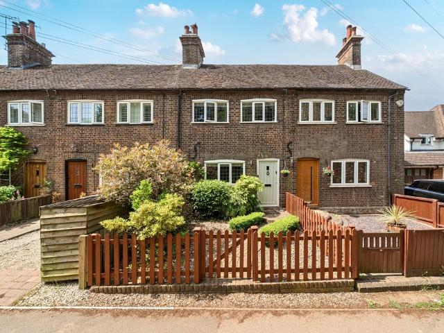 House for sale in Hatching Green, Five Acres
