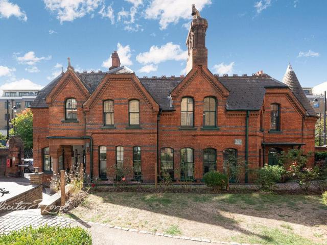 House for sale in Bromley-by-Bow, Greater London