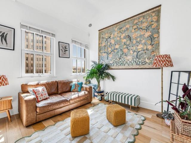 House for sale in West Kensington, Greater London