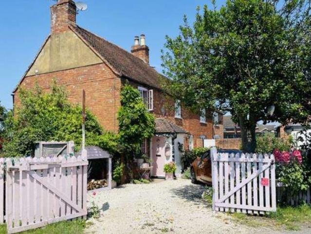 Cottage for sale in Oakley