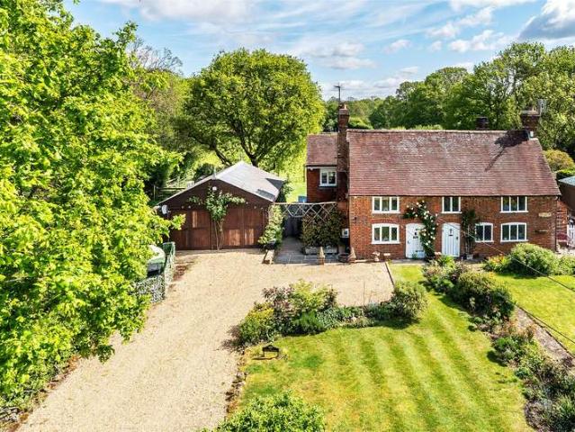 Cottage for sale in Paynes Green, Pachesham Park