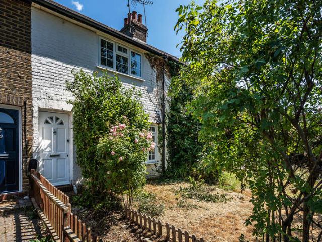 Cottage for sale in Oxted, Hillview