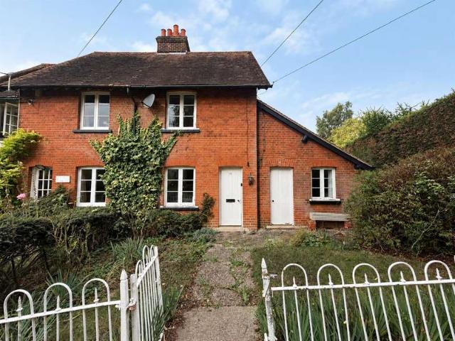Cottage for rent in Mount End, Epping Forest