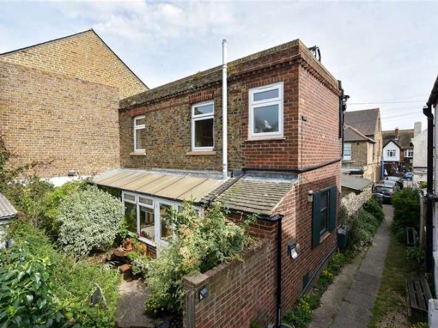 Cottage for sale in Upton, Acol