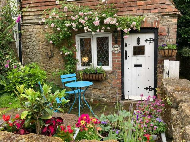 Cottage for sale in Hillview, Surrey
