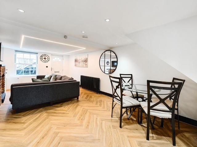 House for rent in Five Acres, Hertfordshire