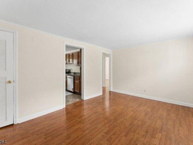 Condo for sale in Kahlcrest Condominiums, Cranford