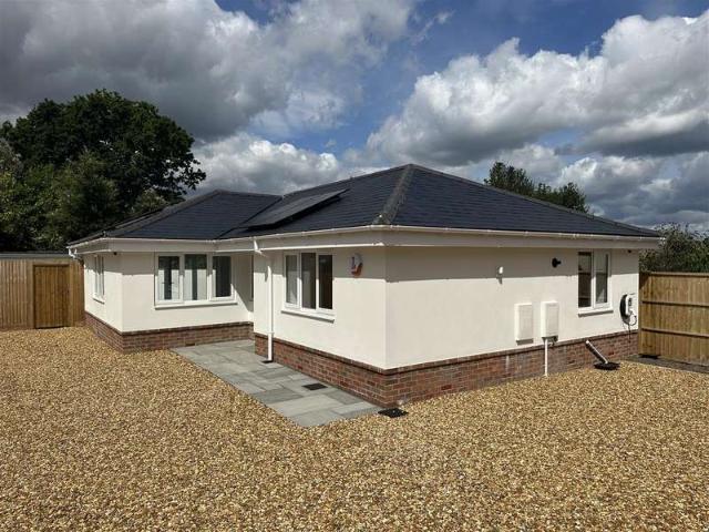 Bungalow for rent in Poole