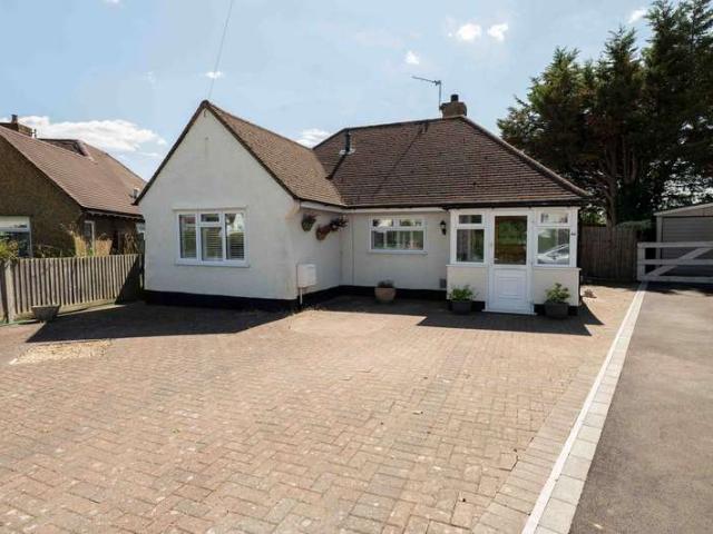 Bungalow for sale in Chessington, Hook