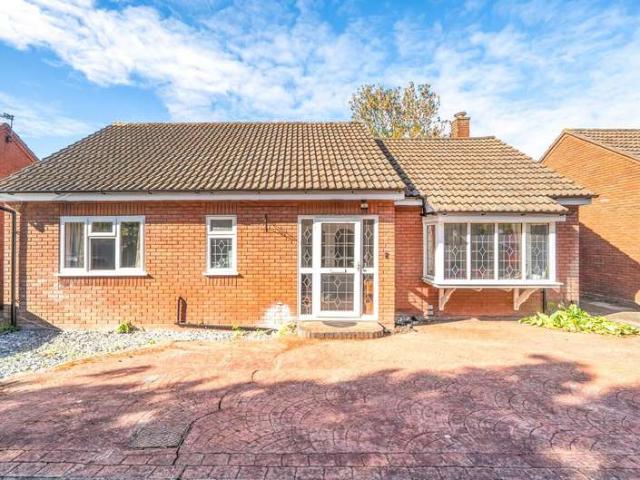 Bungalow for sale in Harrow Weald, Greater London