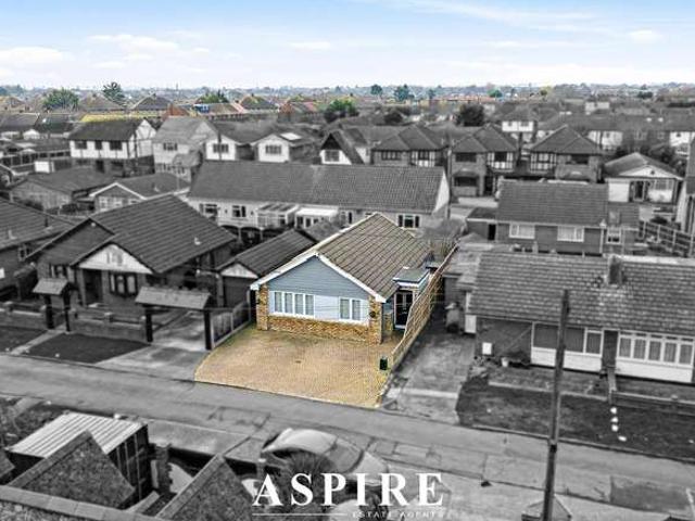 Bungalow for sale in Winter Gardens, Essex