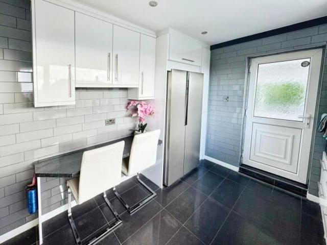 Bungalow for rent in Oakwood, Leeds