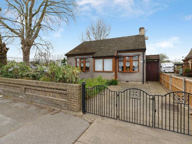 Bungalow for sale in London Borough of Havering, Greater London