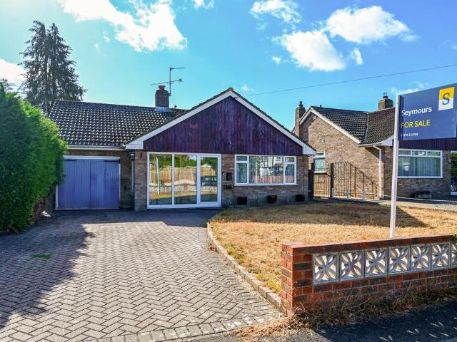 Bungalow for sale in Frogmore, Hart