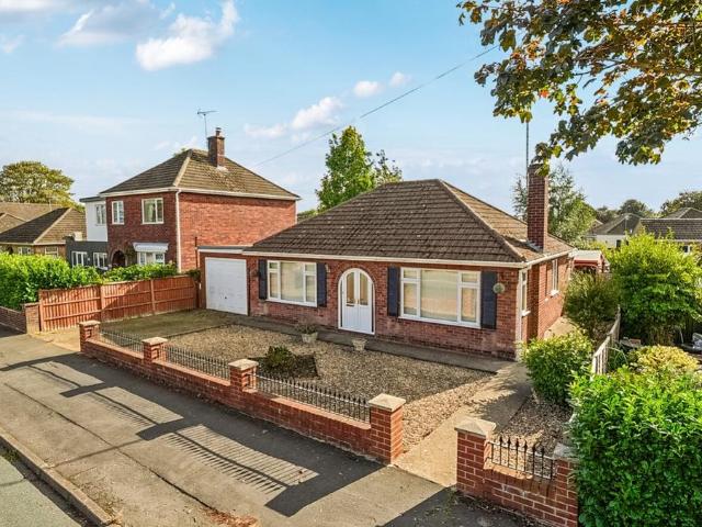Bungalow for sale in Clay Lake, South Holland
