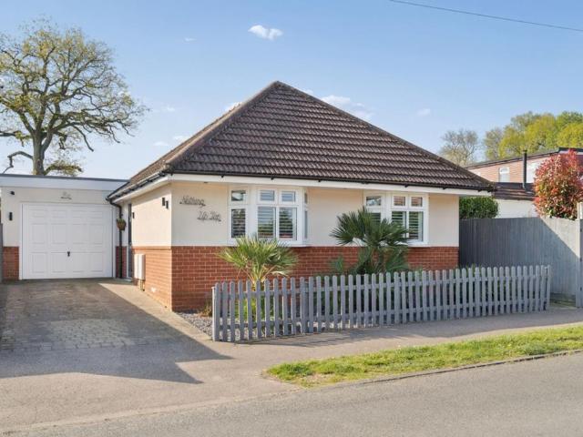 Bungalow for sale in Watford Rural, Batchworth