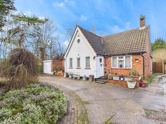 Bungalow for sale in London Borough of Croydon, Hillview